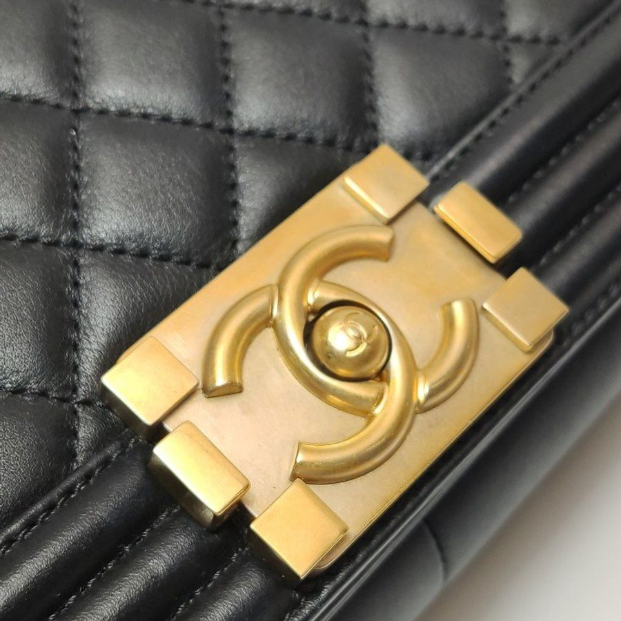 Chanel Leboy 經典中型牛皮菱格絎縫方形雙C鎖扣單肩包-13