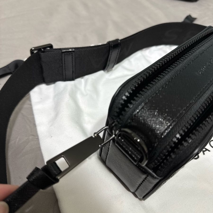 MARC JACOBS 黑色相機包-9