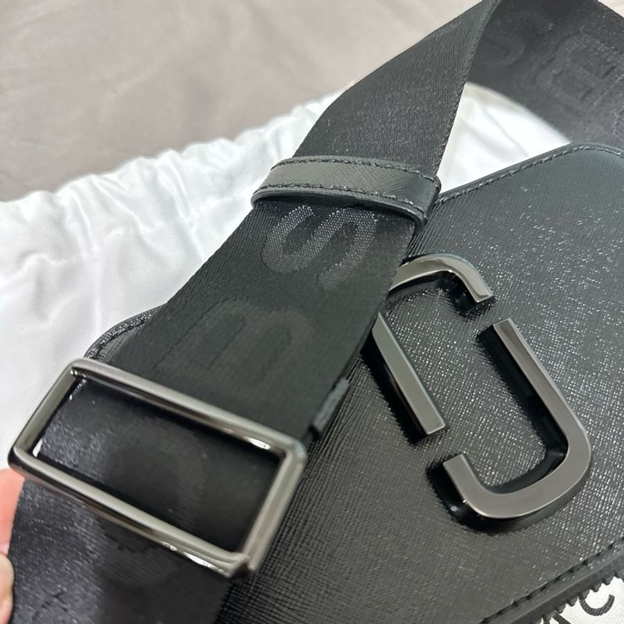 MARC JACOBS 黑色相機包-11