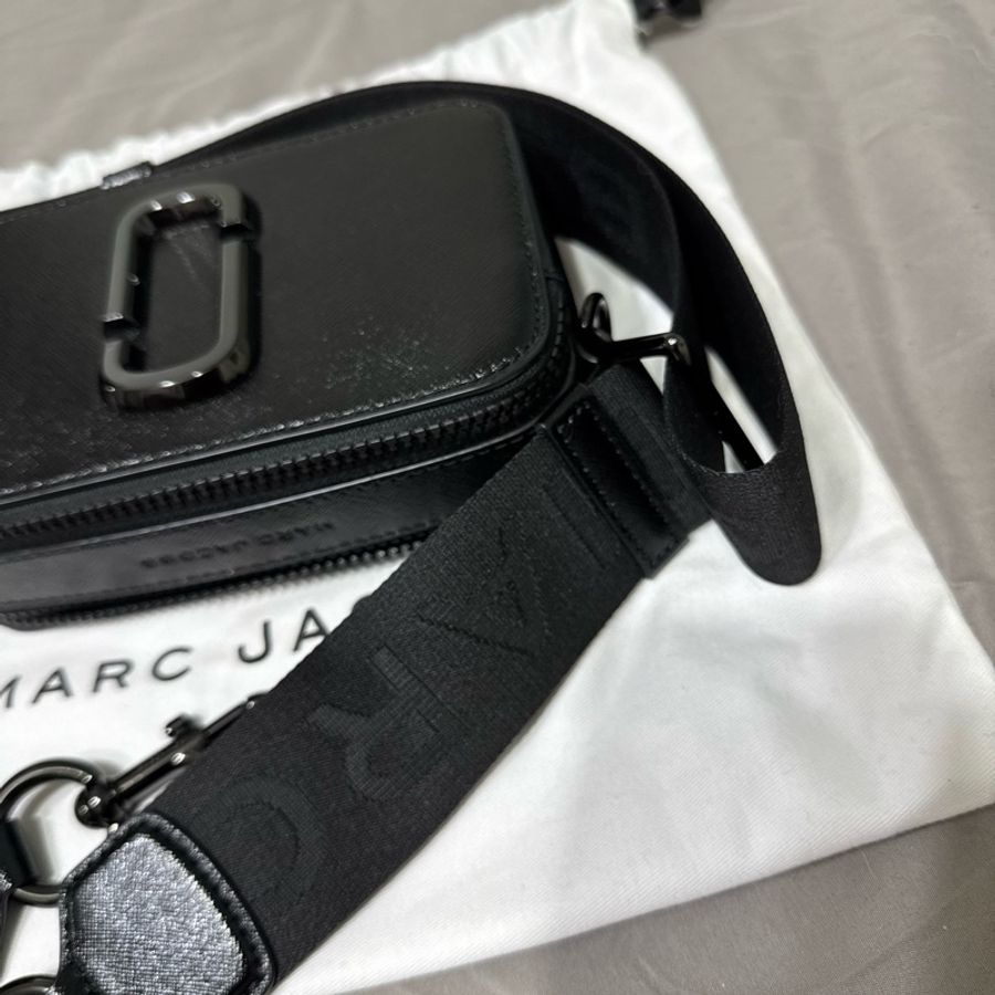 MARC JACOBS 黑色相機包-12