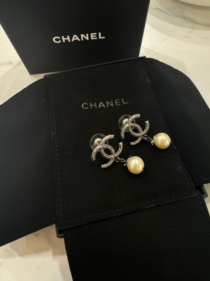 Chanel 華麗的復古風格黑色金屬點綴鑲鑽珍珠耳針耳環-0