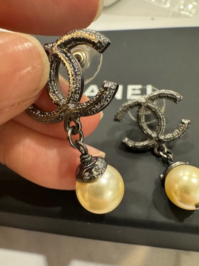 Chanel 華麗的復古風格黑色金屬點綴鑲鑽珍珠耳針耳環-2