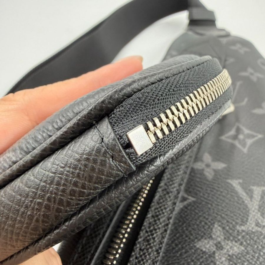 Louis Vuitton -黑灰原花銀釦Duo胸口包m30936-17