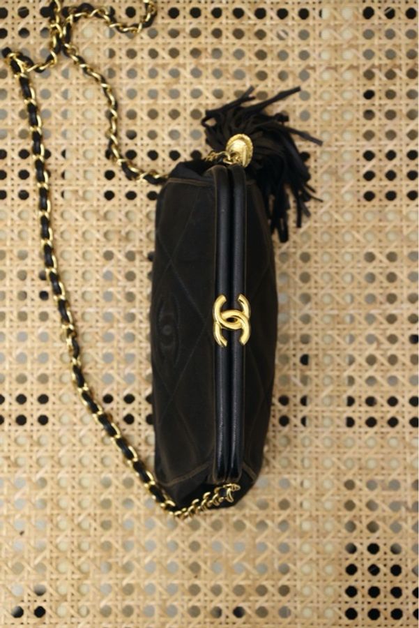 Chanel 0开黑金缎面流苏蛙口包单肩包-2