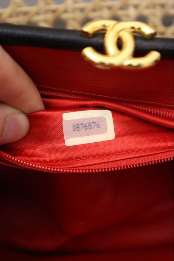 Chanel 0开黑金缎面流苏蛙口包单肩包-8