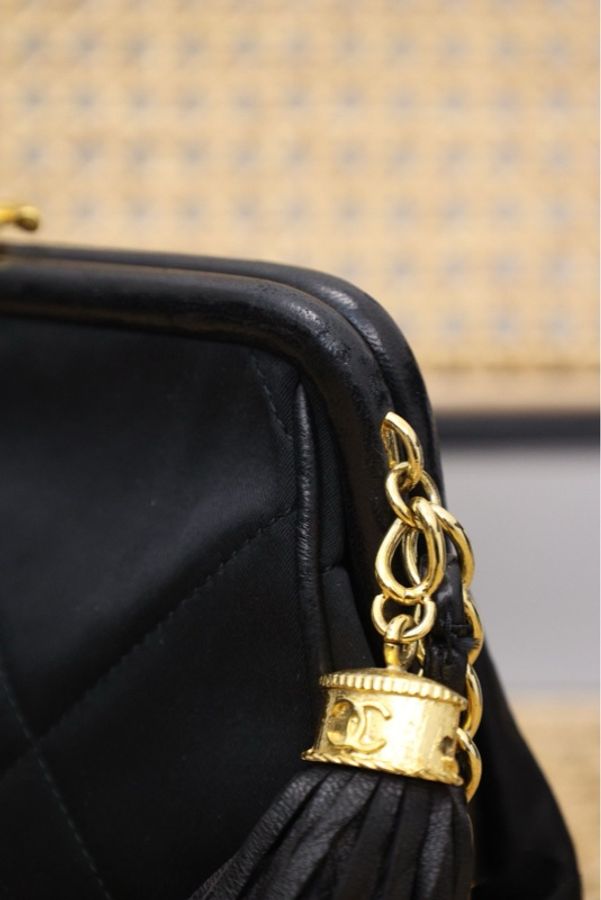 Chanel 0开黑金缎面流苏蛙口包单肩包-16