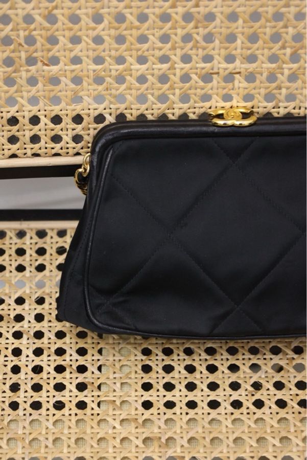 Chanel 0开黑金缎面流苏蛙口包单肩包-23