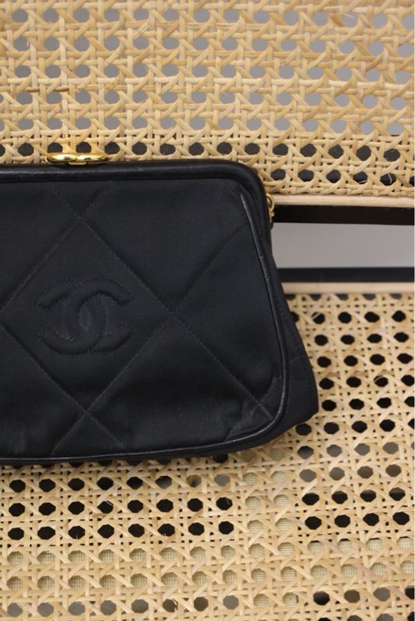 Chanel 0开黑金缎面流苏蛙口包单肩包-28