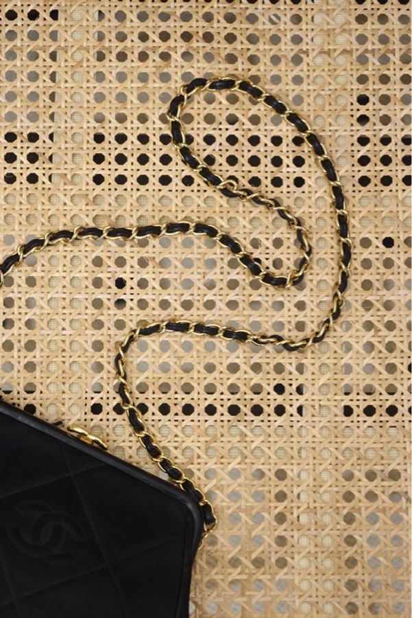 Chanel 0开黑金缎面流苏蛙口包单肩包-29