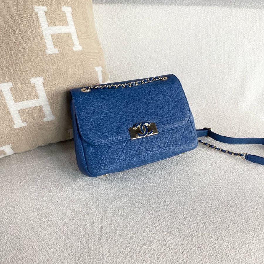 Chanel 琺瑯扣雙面郵差包 藍色荔枝皮-3