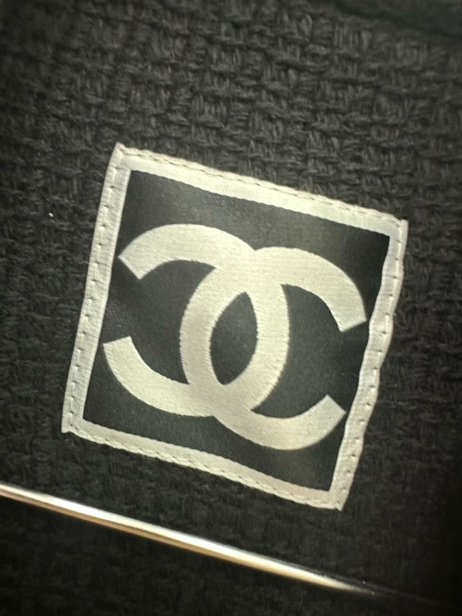 CHANEL 黑色粗花呢軍裝風羊毛外套. 雙側口袋. 雙C刻log 紐帶。全羊毛材質. 34碼-3
