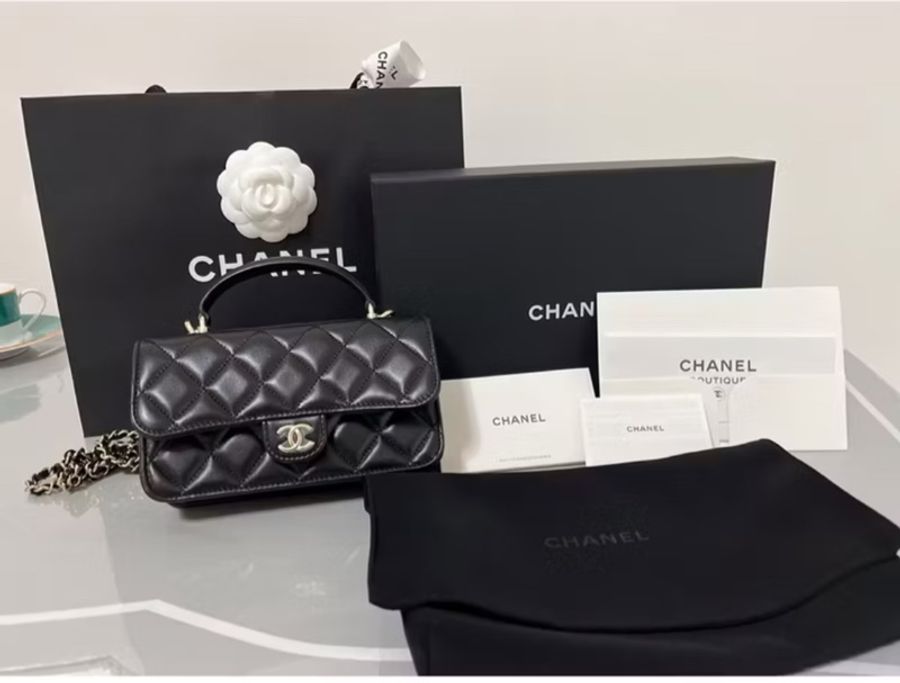 CHANEL 香奈兒《全新》經典菱格紋迷你提把手機包 黑色羊皮 金釦 鏈帶包 全配-0