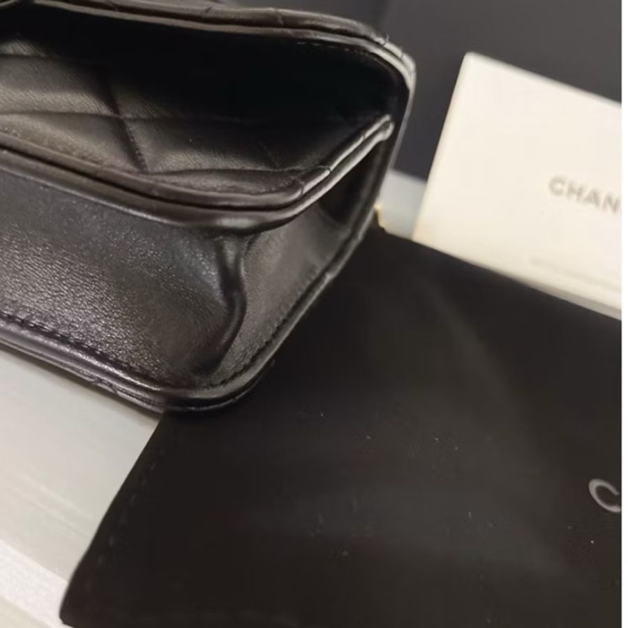 CHANEL 香奈兒《全新》經典菱格紋迷你提把手機包 黑色羊皮 金釦 鏈帶包 全配-14
