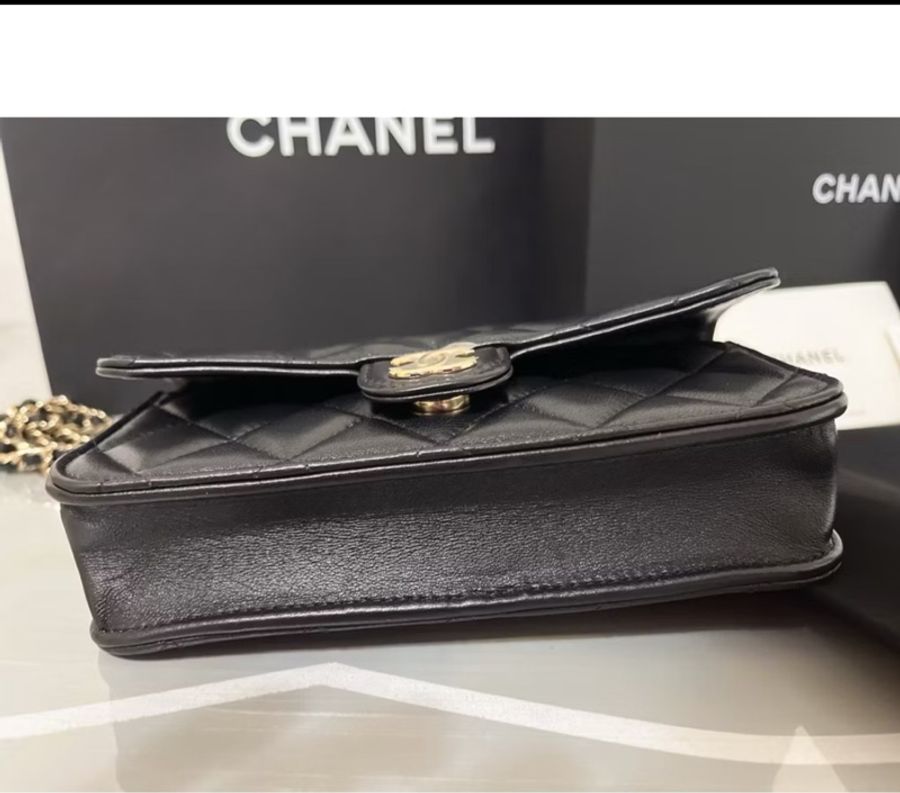 CHANEL 香奈兒《全新》經典菱格紋迷你提把手機包 黑色羊皮 金釦 鏈帶包 全配-15