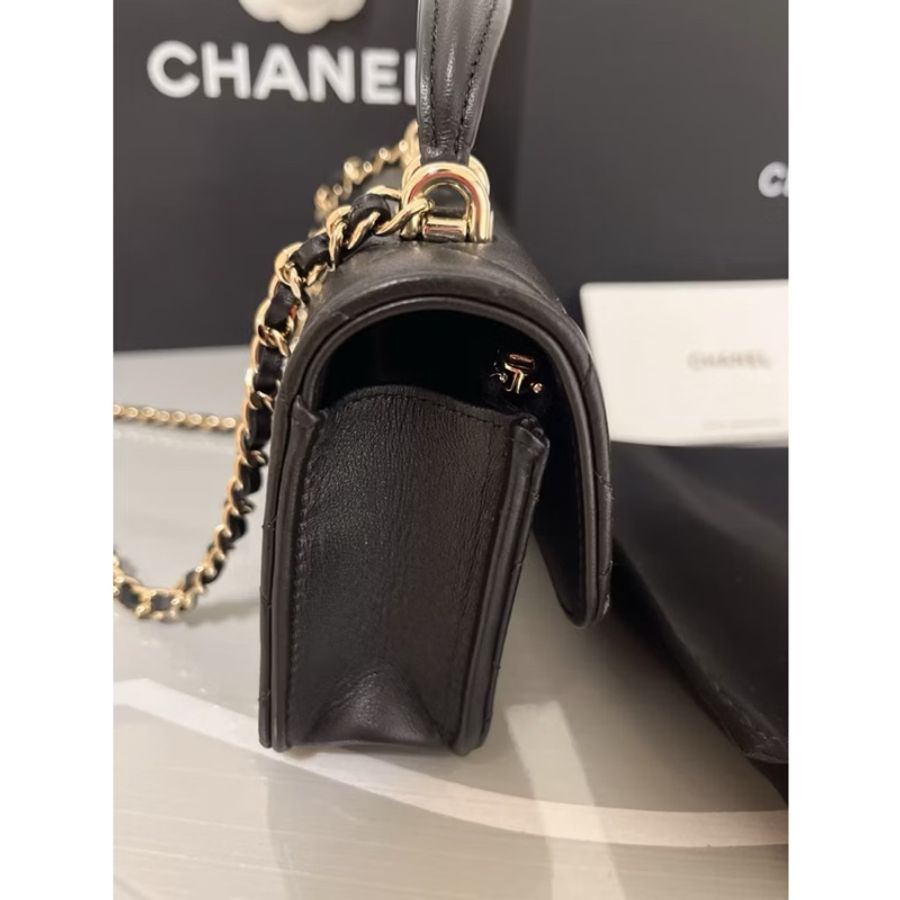 CHANEL 香奈兒《全新》經典菱格紋迷你提把手機包 黑色羊皮 金釦 鏈帶包 全配-25