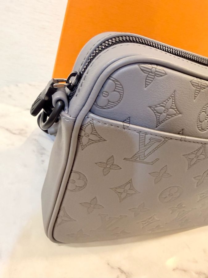 LV 灰牛皮壓紋trio三合一斜肩包-17