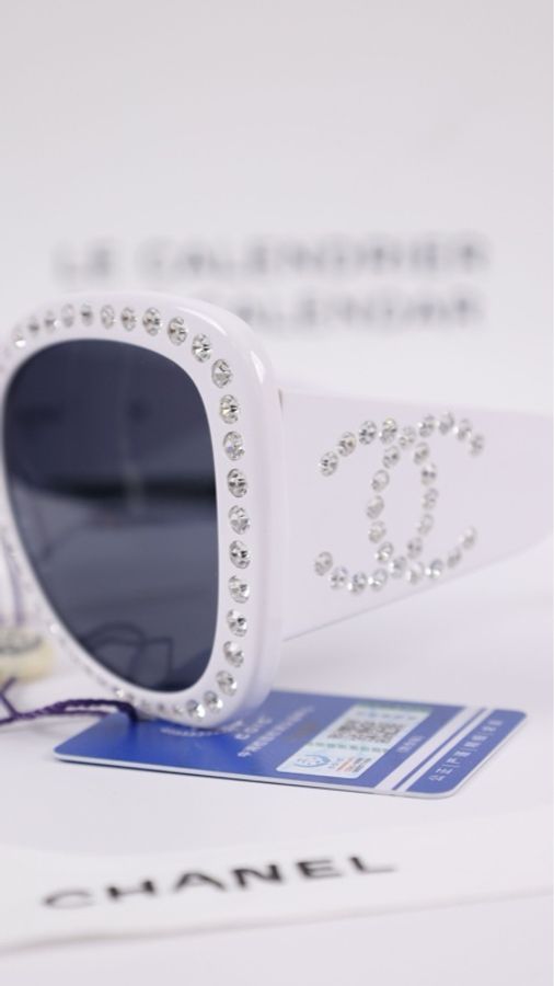 Chanel 95年芭比系列秀款白色莱茵石包边cc墨镜-16