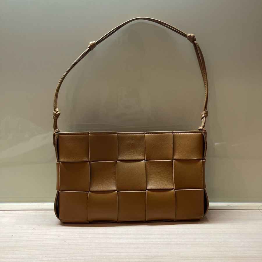 Bottega Veneta皮革單肩包咖色4*3方格-6