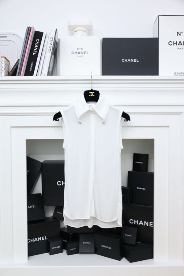 Chanel 15年人造丝绵白色小尖领花花扣背心马甲上衣-0