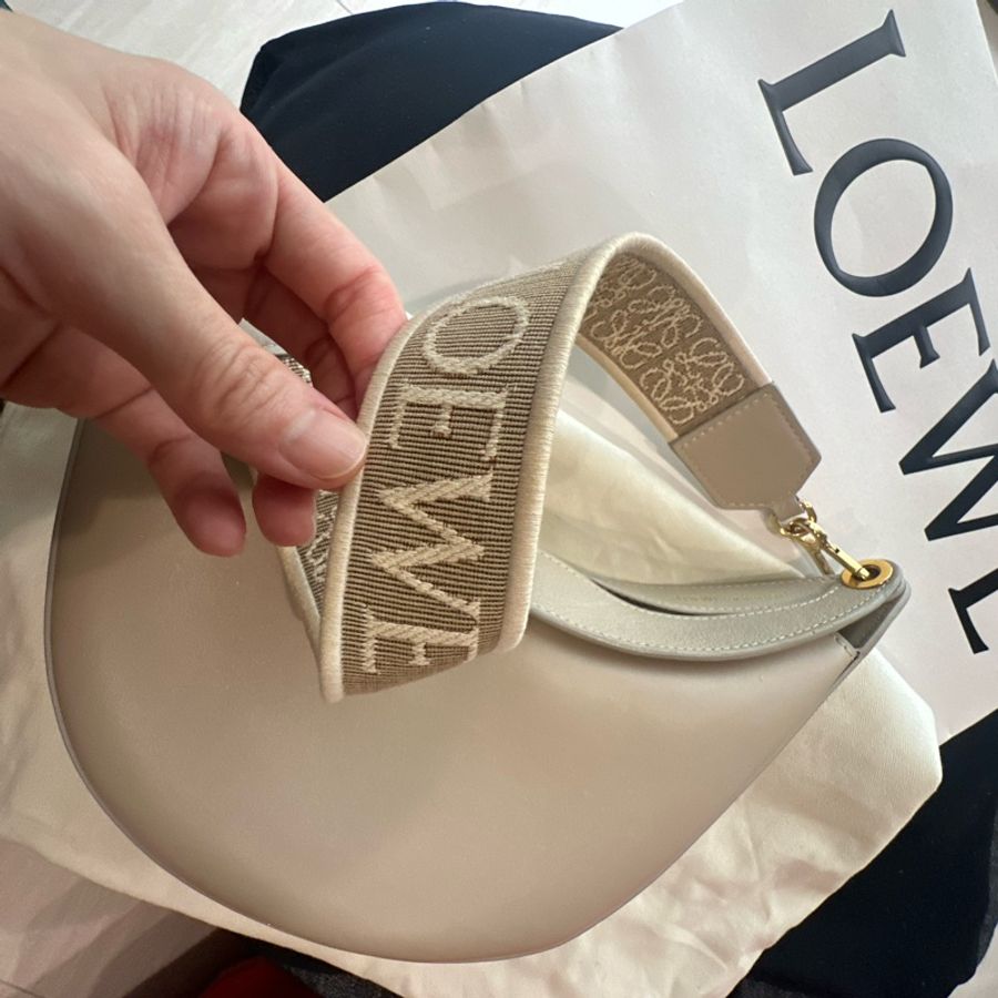 Loewe半月包奶茶色-2