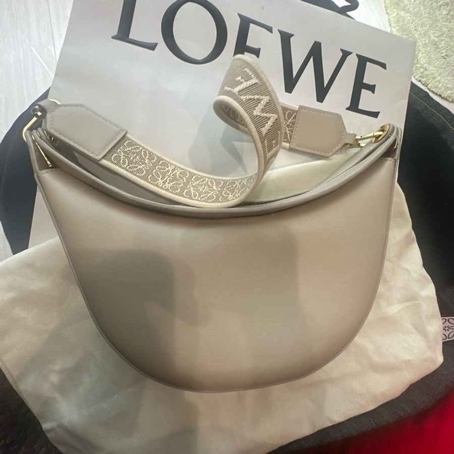 Loewe半月包奶茶色-7