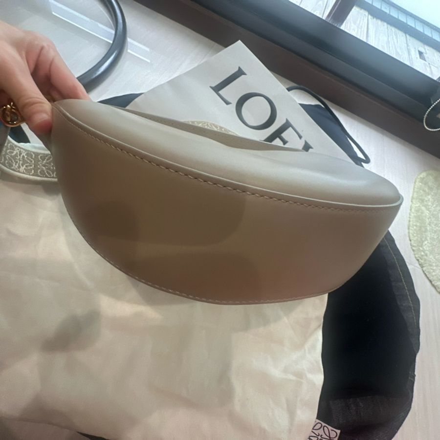Loewe半月包奶茶色-9