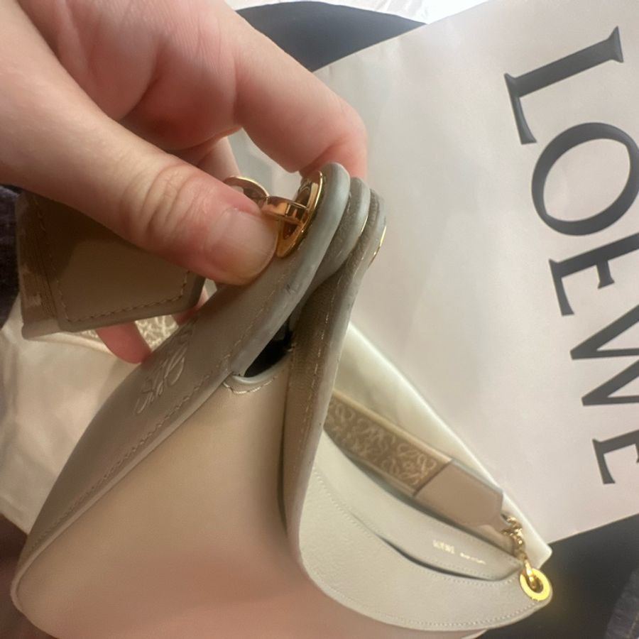 Loewe半月包奶茶色-11