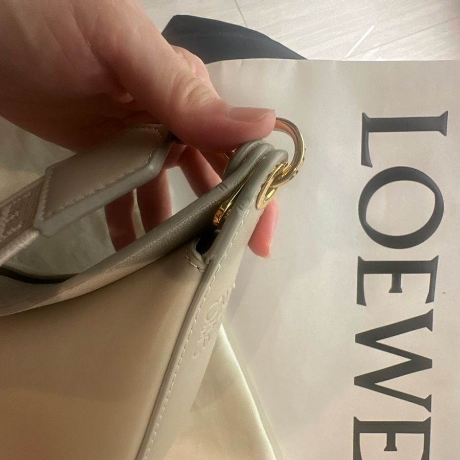 Loewe半月包奶茶色-12