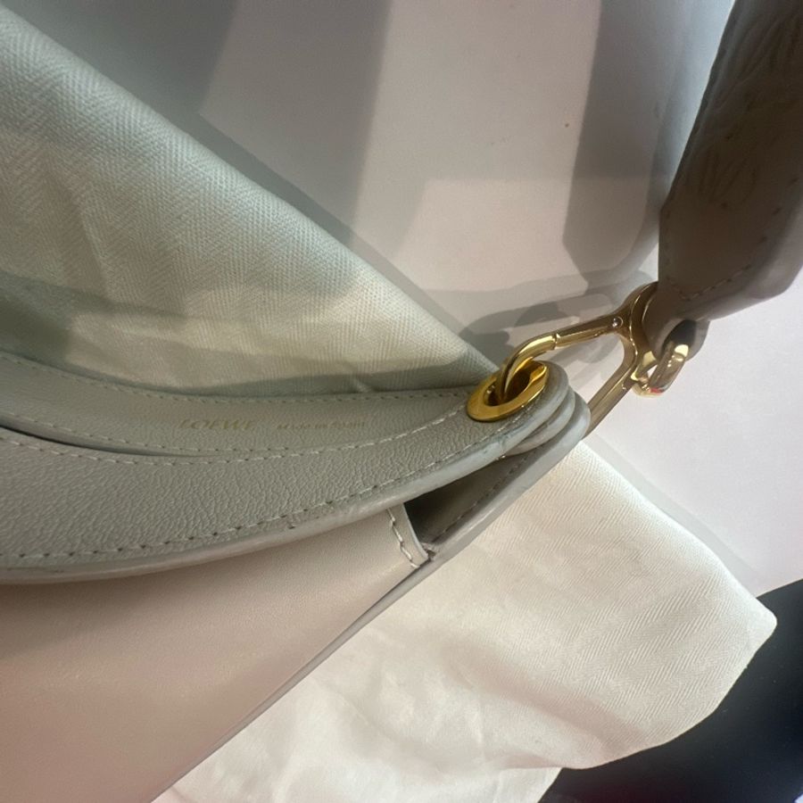 Loewe半月包奶茶色-14
