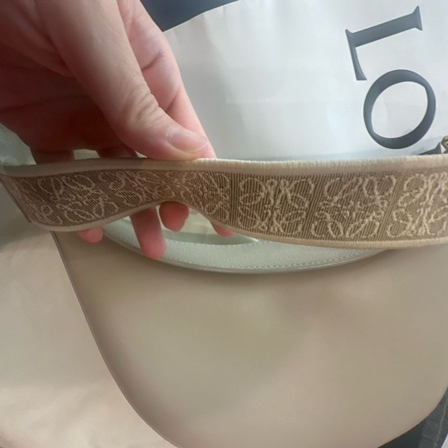 Loewe半月包奶茶色-15