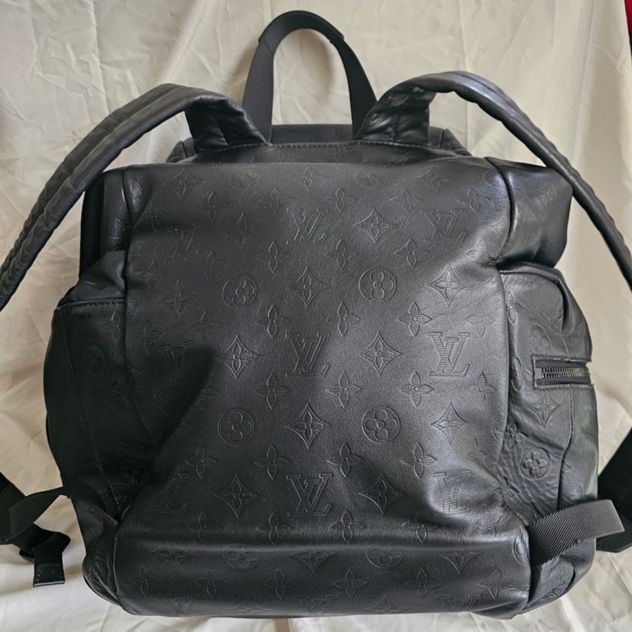 LV Discovery 後背包 老花壓紋後背包-1
