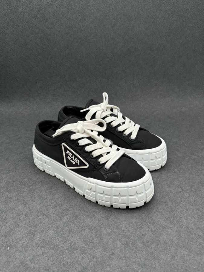 PRADA普拉達 Re-Nylon Double Wheel 華達呢 輕便圓頭 低幫 時尚板鞋 女款 黑色 35碼-2