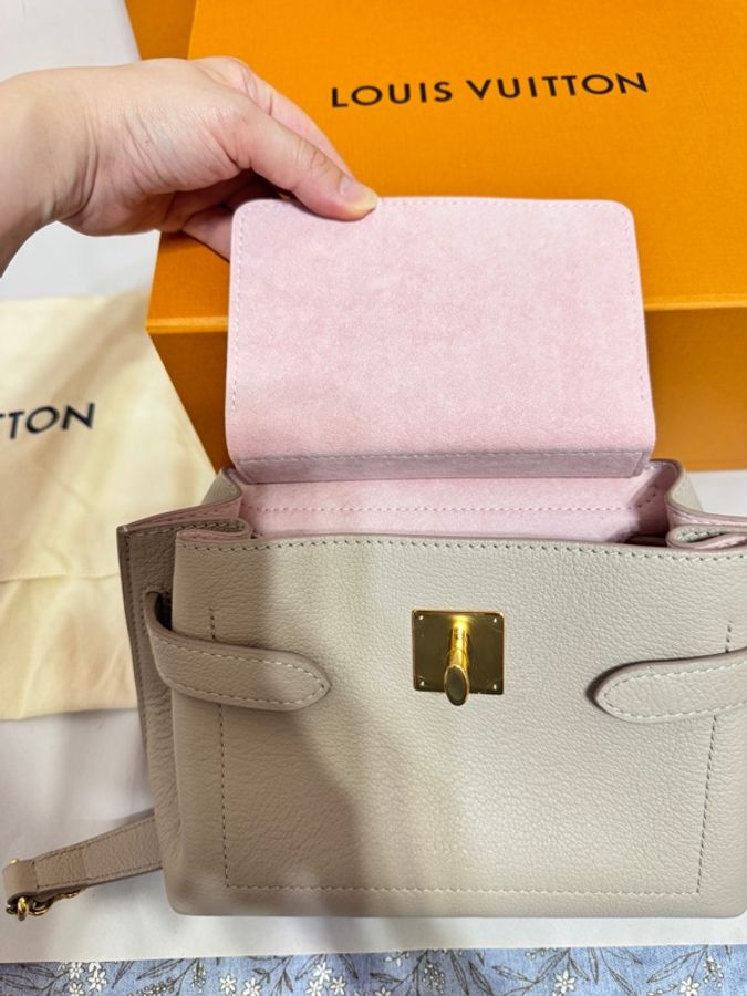 LV Lockme ever mini 奶茶色-21