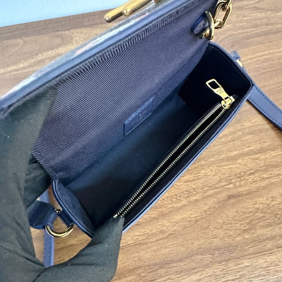 路易威登/Louis Vuitton Steamer Wearable Wallet 篝火系列火燒雲塗層帆布 斜背包 金扣 芯片款-8