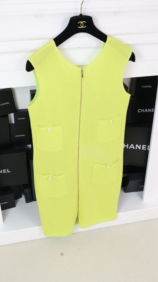 Chanel 14年苹果绿亚克力扣V领无袖连衣裙-3
