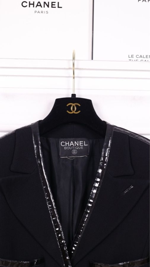 Chanel 91年黑色漆皮滚边山茶花扣四口袋外套-6