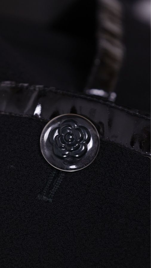 Chanel 91年黑色漆皮滚边山茶花扣四口袋外套-9