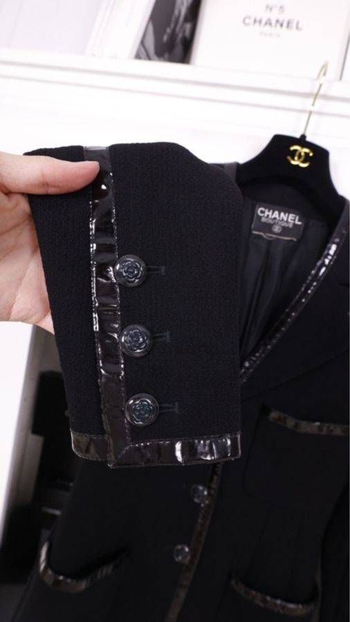 Chanel 91年黑色漆皮滚边山茶花扣四口袋外套-10