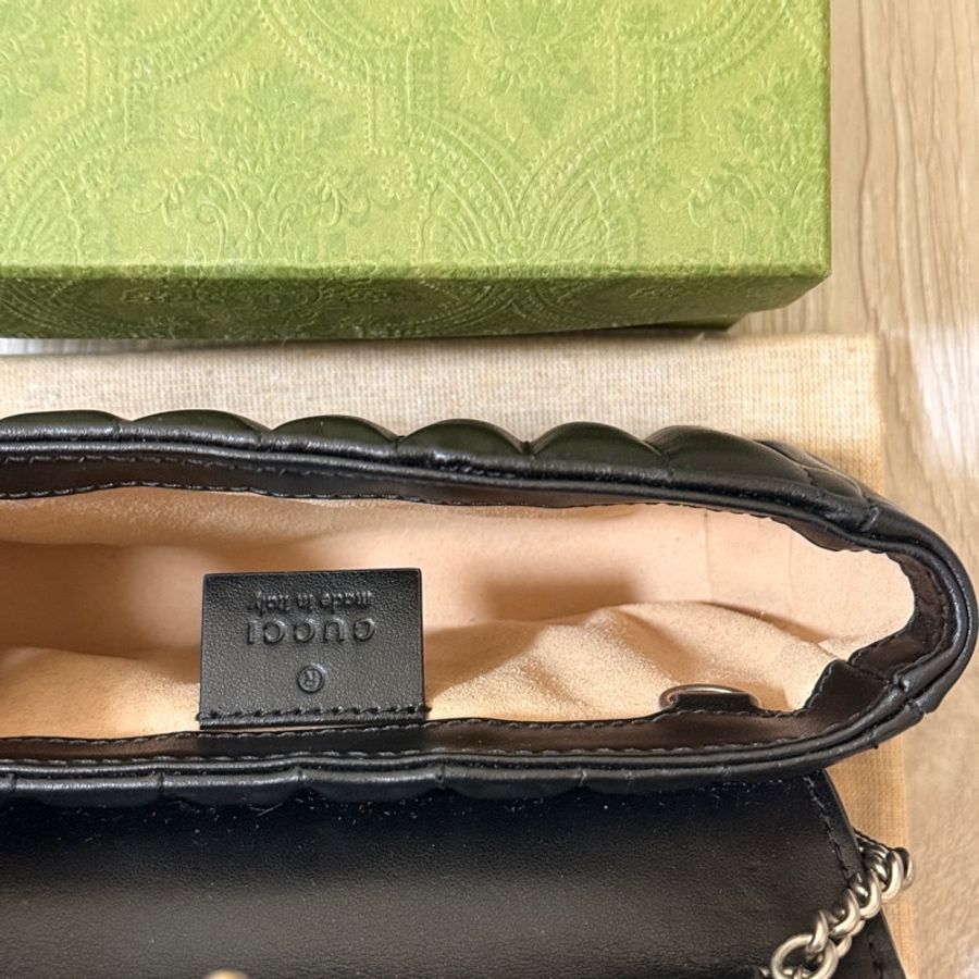 《近全新》Gucci GG Marmont 經典黑色絎縫皮革銀鍊斜背包-7