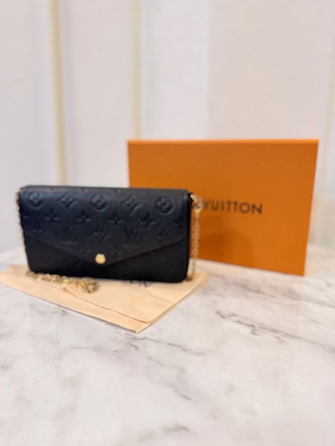 LV 黑牛皮壓紋金釦三合一包-2