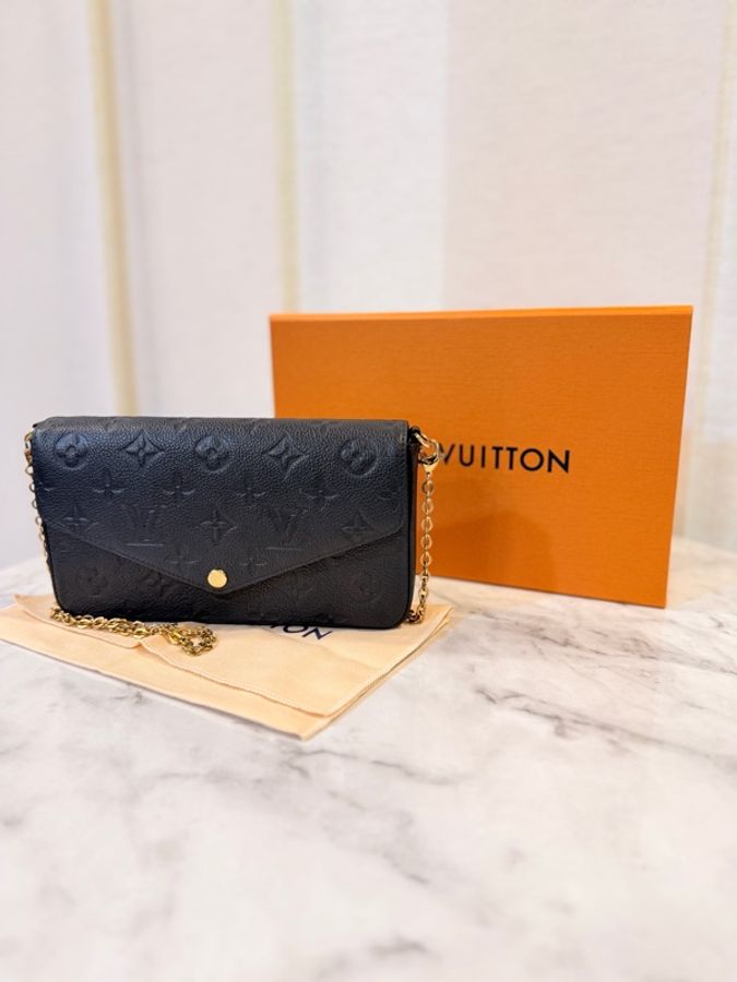 LV 黑牛皮壓紋金釦三合一包-3
