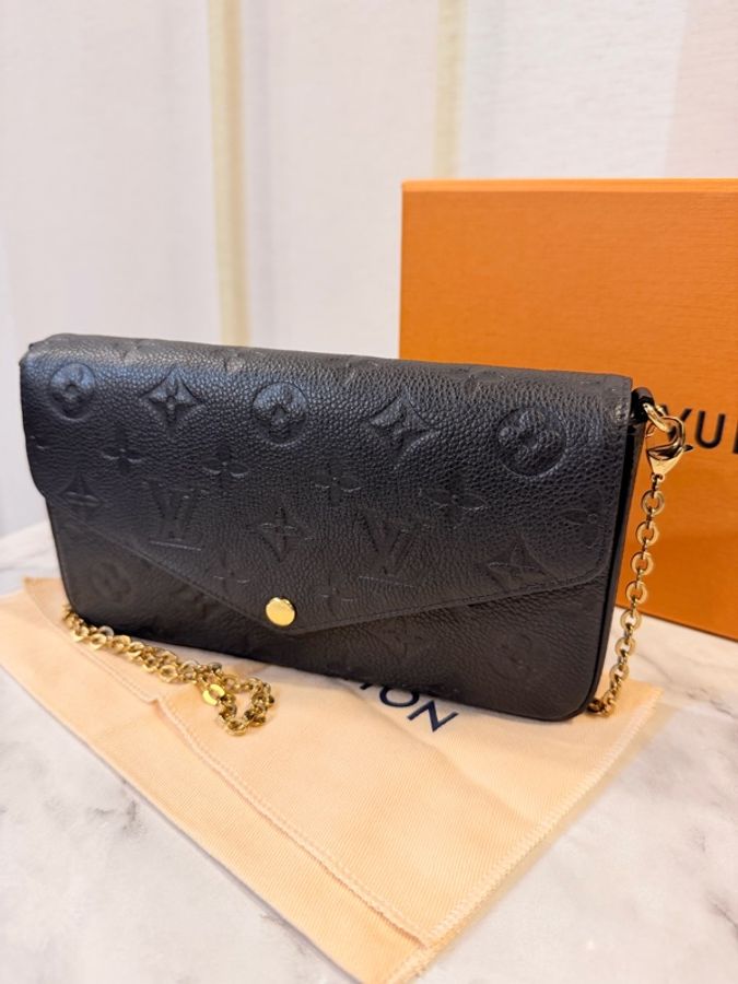 LV 黑牛皮壓紋金釦三合一包-5