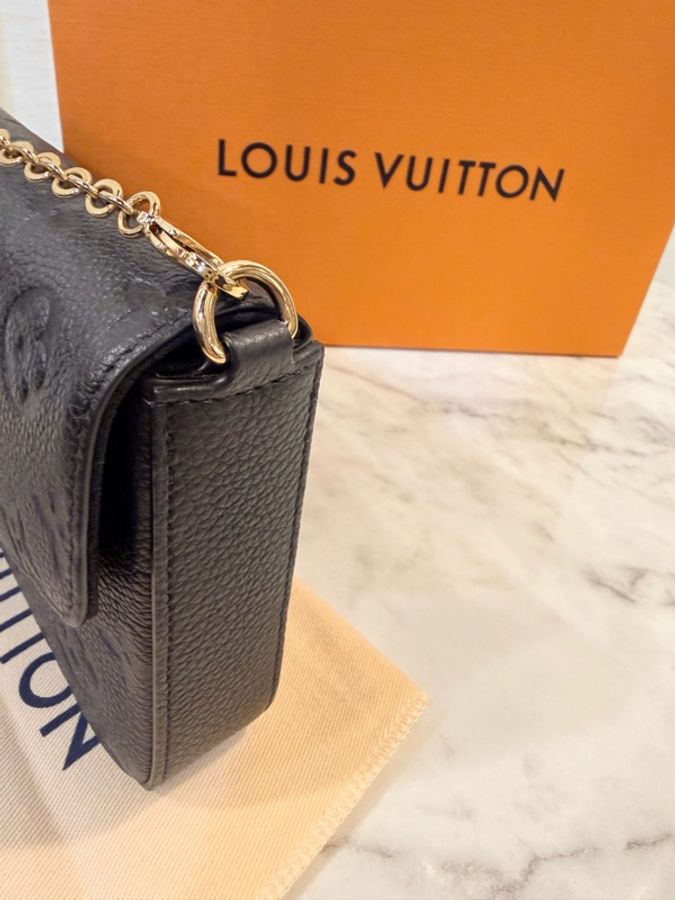 LV 黑牛皮壓紋金釦三合一包-12