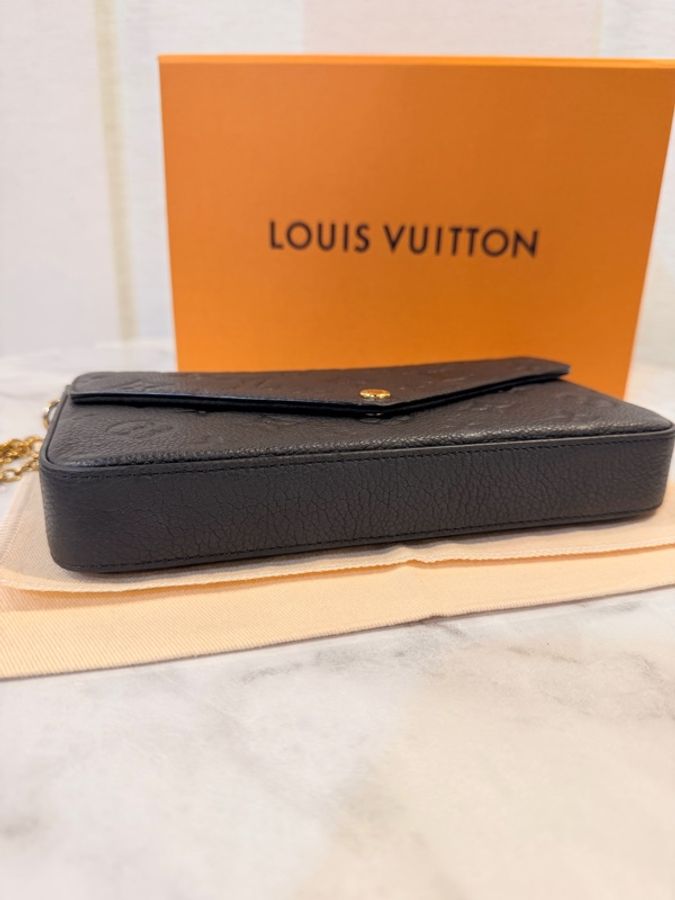LV 黑牛皮壓紋金釦三合一包-13