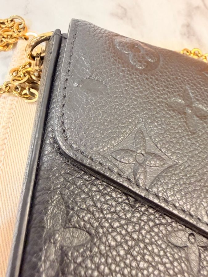 LV 黑牛皮壓紋金釦三合一包-18