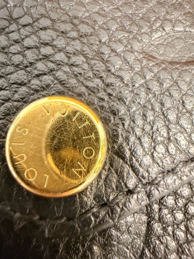 LV 黑牛皮壓紋金釦三合一包-29