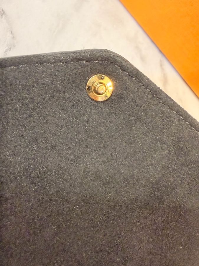 LV 黑牛皮壓紋金釦三合一包-30