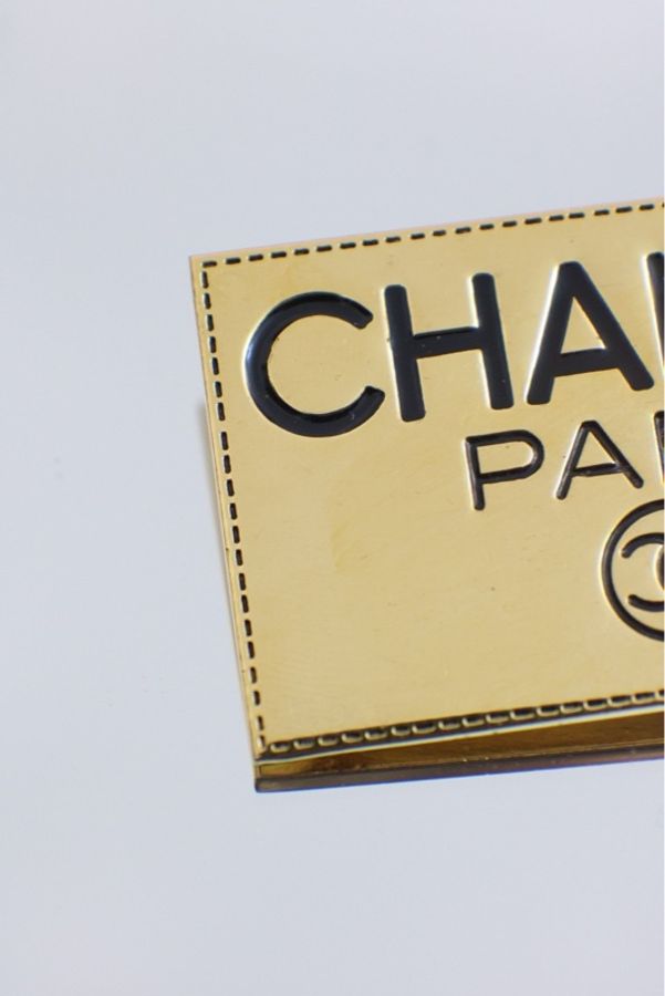 Chanel烫金字母方形胸针-6