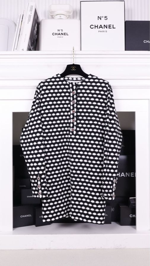 Chanel 24S秀款黑白波点拼接衬衫娃娃领花花钻扣长袖连衣裙外套领口可拆卸-4