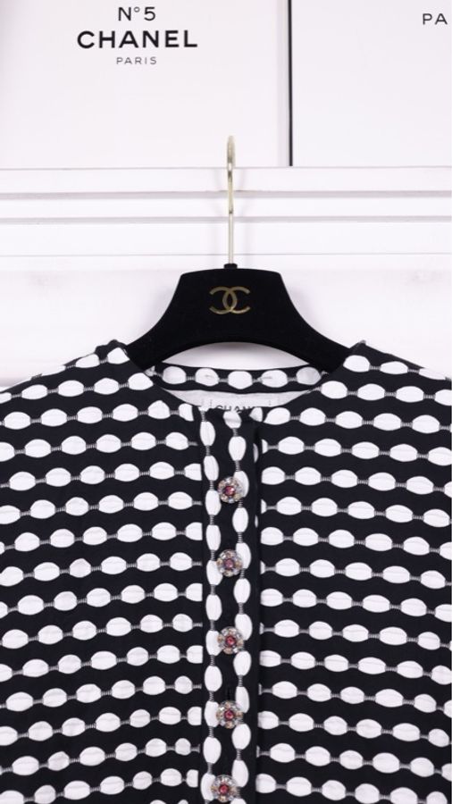 Chanel 24S秀款黑白波点拼接衬衫娃娃领花花钻扣长袖连衣裙外套领口可拆卸-16